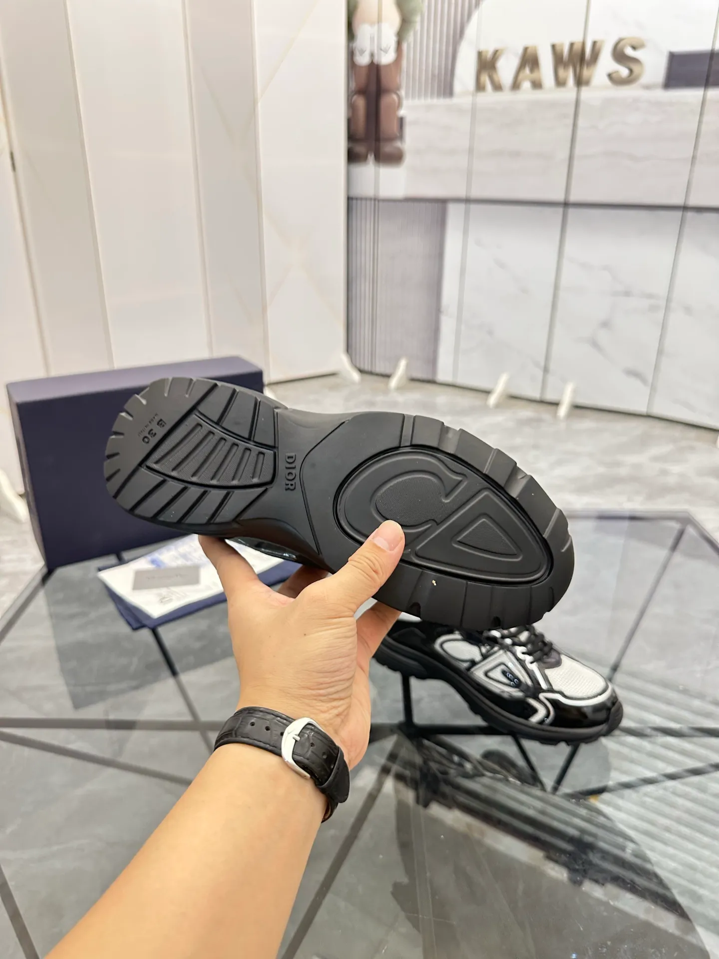 Men's shoes: 💰P400¥ Available in Guangzhou Product trademark: Dior* "Dior*" low-top casual shoes Regular size: 35-46 (can be customized to 47) Couple style Product materials: Upper imported cowhide stitched with original fabric, breathable lining, ultra-light foam original outsole. No.: 007